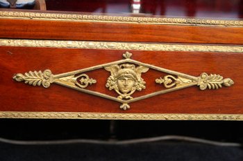 Showcase from the Empire period in mahogany and gilt bronze.