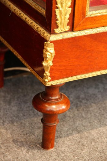 Showcase from the Empire period in mahogany and gilt bronze.