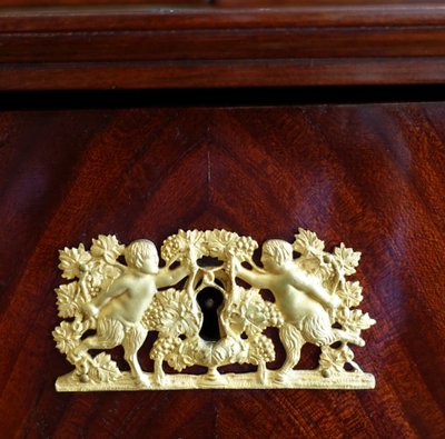 Mobile da collezione di epoca impero in mogano e bronzo dorato al mercurio con segreti