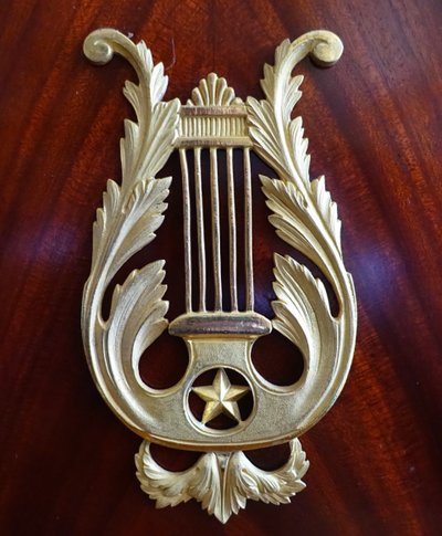 Mobile da collezione di epoca impero in mogano e bronzo dorato al mercurio con segreti