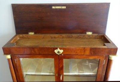Mobile da collezione di epoca impero in mogano e bronzo dorato al mercurio con segreti