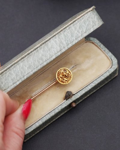 Wiese Chimäre Nadel aus 18k Gold, Krawattennadel, Neo-Renaissance, Neo-Gotik, mittelalterlich