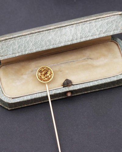 Wiese Chimäre Nadel aus 18k Gold, Krawattennadel, Neo-Renaissance, Neo-Gotik, mittelalterlich