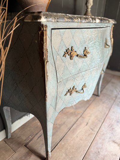 Commode galbée Louis XV datant des années 1900 aux belles formes patinées 