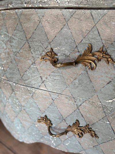 Commode galbée Louis XV datant des années 1900 aux belles formes patinées 