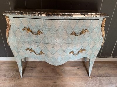 Commode galbée Louis XV datant des années 1900 aux belles formes patinées 