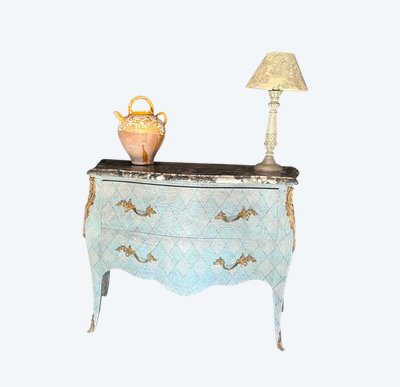 Commode galbée Louis XV datant des années 1900 aux belles formes patinées 