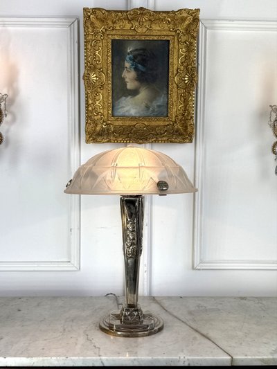 ART DECO LIVING ROOM LAMP IN CHROME-PLATED BRONZE WITH PRESSED MOLDED GLASS DOME