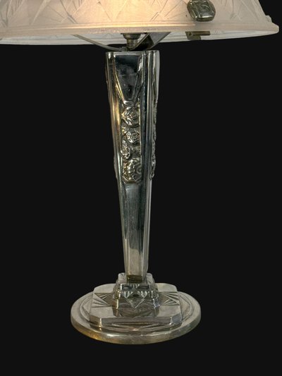 ART DECO LIVING ROOM LAMP IN CHROME-PLATED BRONZE WITH PRESSED MOLDED GLASS DOME