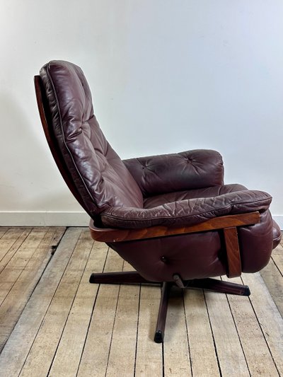 Poltrona e pouf in pelle di GÖTE MÖBLER Svezia 1960
