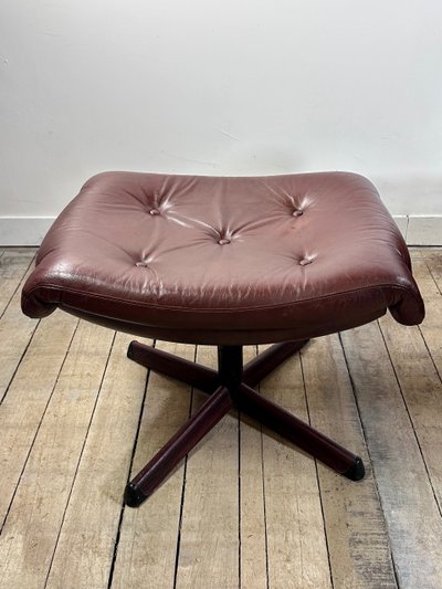 Poltrona e pouf in pelle di GÖTE MÖBLER Svezia 1960