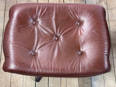 Poltrona e pouf in pelle di GÖTE MÖBLER Svezia 1960
