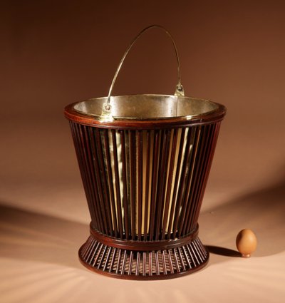  Secchio per torba in mogano e ottone, XIX secolo.