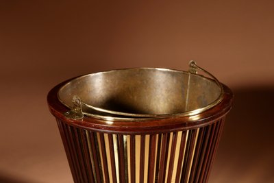  Secchio per torba in mogano e ottone, XIX secolo.