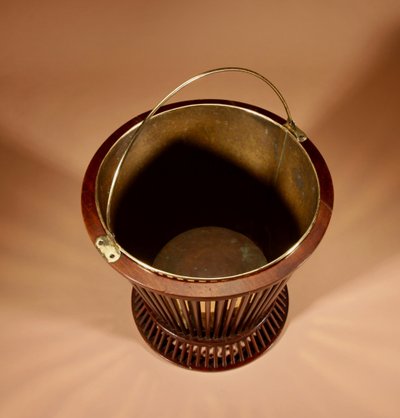  Secchio per torba in mogano e ottone, XIX secolo.