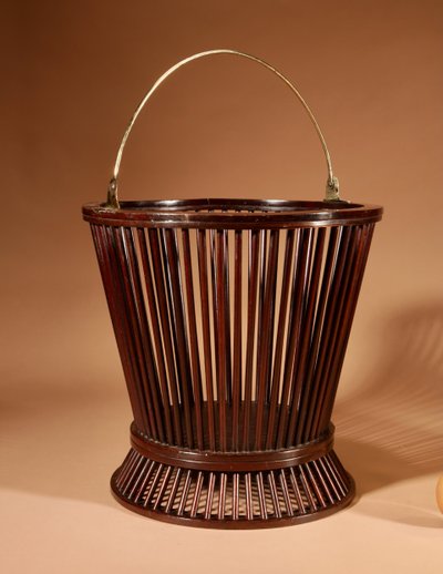  Secchio per torba in mogano e ottone, XIX secolo.