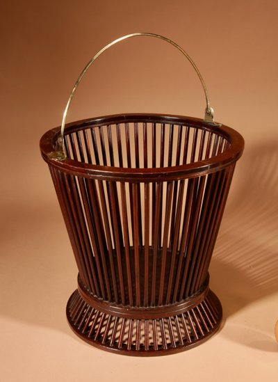  Secchio per torba in mogano e ottone, XIX secolo.