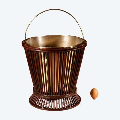  Secchio per torba in mogano e ottone, XIX secolo.