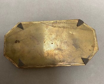Dose aus goldfarbenem, ziseliertem Messing
