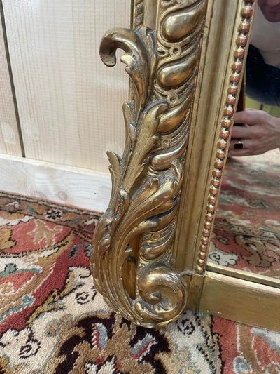 Specchio dell'era Napoleone III con un frontone con la foglia d'oro