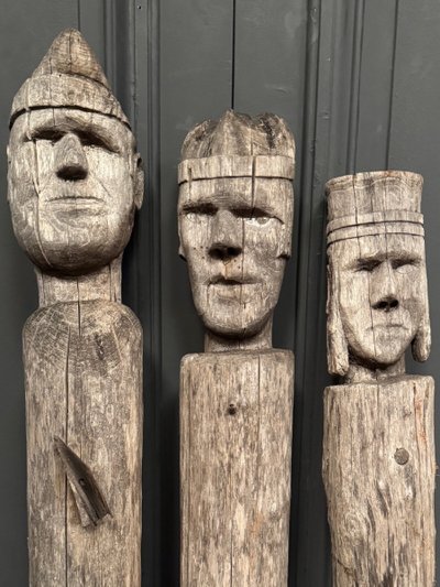 3 Totems aus Holz Volkskunst, die die Heiligen Drei Könige darstellen Mitte 20.