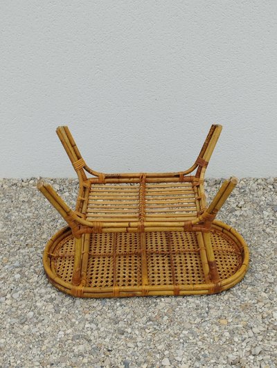 Tavolino in bambù e rattan con portariviste Costa Azzurra di metà secolo