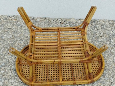 Tavolino in bambù e rattan con portariviste Costa Azzurra di metà secolo