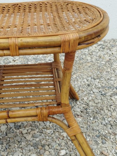 Tavolino in bambù e rattan con portariviste Costa Azzurra di metà secolo
