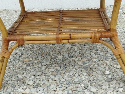 Tavolino in bambù e rattan con portariviste Costa Azzurra di metà secolo