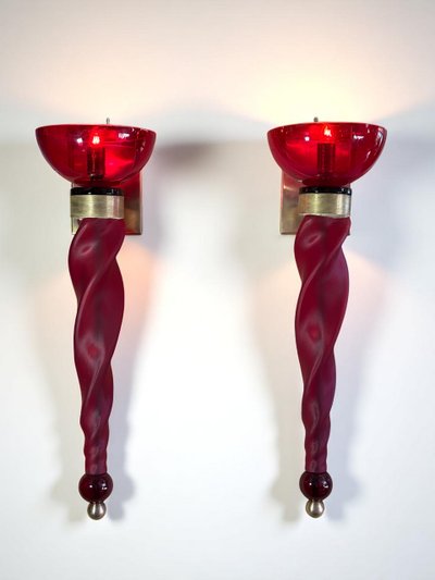 PAIRE D APPLIQUES TORCHERES MURANO EN VERRE TEINTÉ ROUGE ET LAITON DE 62 CM