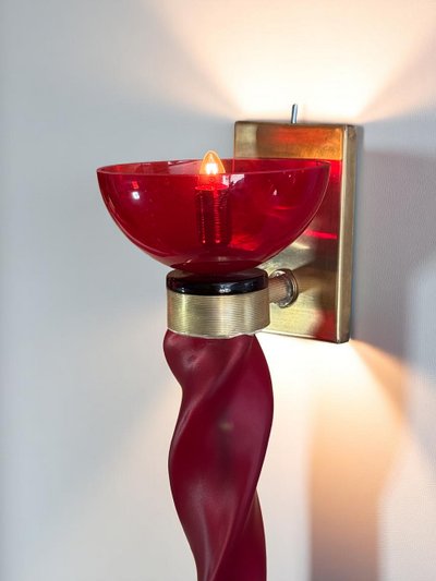 PAIRE D APPLIQUES TORCHERES MURANO EN VERRE TEINTÉ ROUGE ET LAITON DE 62 CM