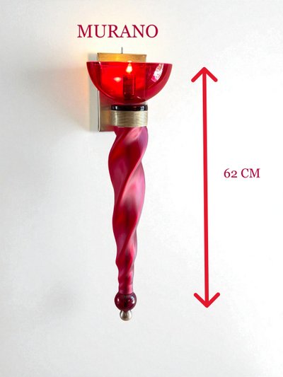 PAIRE D APPLIQUES TORCHERES MURANO EN VERRE TEINTÉ ROUGE ET LAITON DE 62 CM