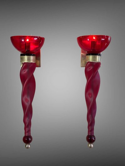 PAIRE D APPLIQUES TORCHERES MURANO EN VERRE TEINTÉ ROUGE ET LAITON DE 62 CM