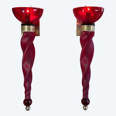 PAIRE D APPLIQUES TORCHERES MURANO EN VERRE TEINTÉ ROUGE ET LAITON DE 62 CM