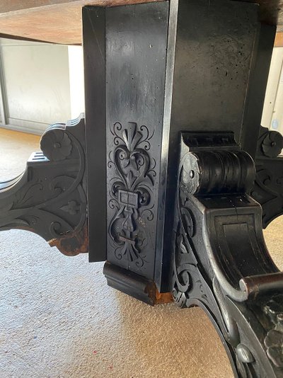 Grande tavolo Napoleone III in legno annerito