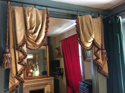 Tre coppie di mantovane in seta con nappe, XIX secolo