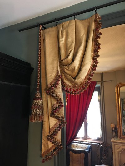 Tre coppie di mantovane in seta con nappe, XIX secolo