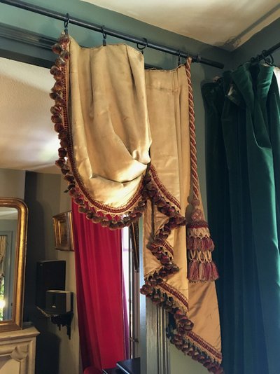 Tre coppie di mantovane in seta con nappe, XIX secolo