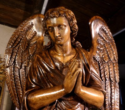 Grande paire d’anges ailés en adoration, XVIIIe siècle