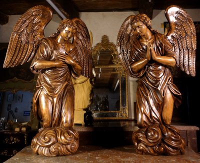 Grande paire d’anges ailés en adoration, XVIIIe siècle