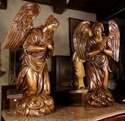 Grande paire d’anges ailés en adoration, XVIIIe siècle