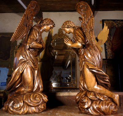 Grande paire d’anges ailés en adoration, XVIIIe siècle