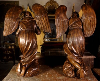 Grande paire d’anges ailés en adoration, XVIIIe siècle