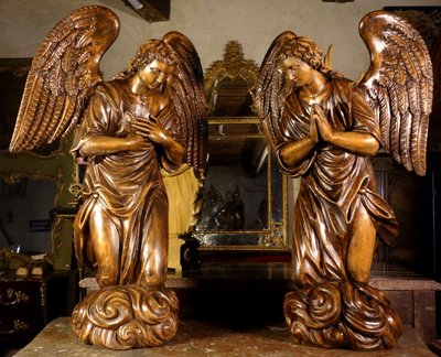 Grande paire d’anges ailés en adoration, XVIIIe siècle