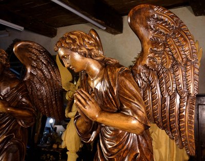 Grande paire d’anges ailés en adoration, XVIIIe siècle