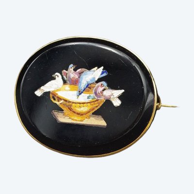 Spilla a micro mosaico e colomba in oro 18 carati, con colombe che bevono.