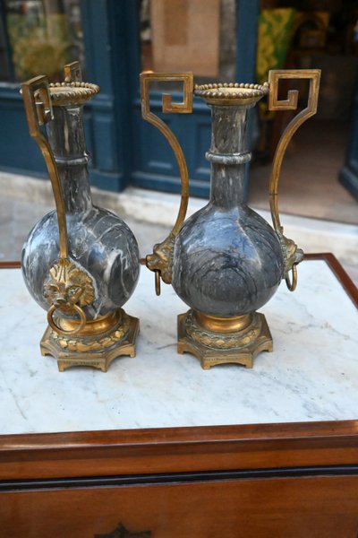 Coppia di vasi in marmo blu turchese , Luigi XVI, Duchesse de Beauffremont