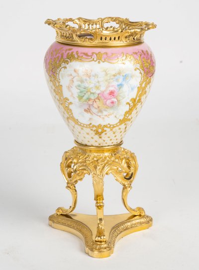 Un vase en porcelaine de Sévres, fin XIXème siècle 