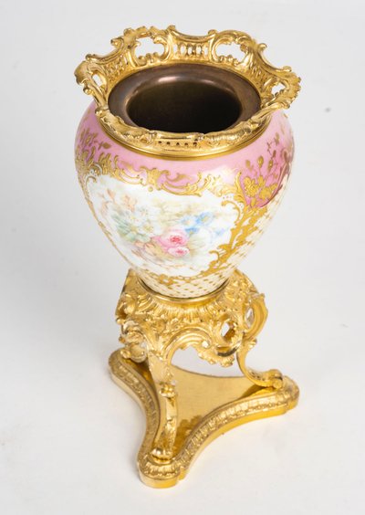 Un vase en porcelaine de Sévres, fin XIXème siècle 