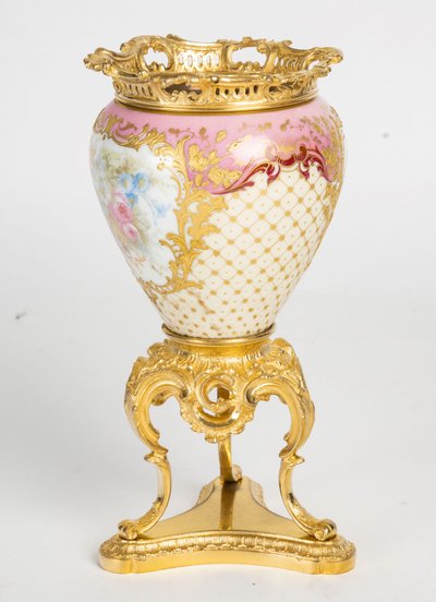 Un vase en porcelaine de Sévres, fin XIXème siècle 